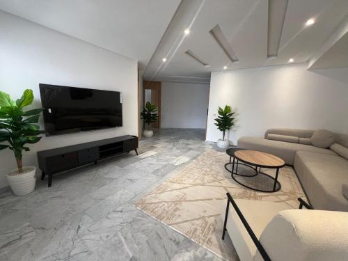 Μια τηλεόραση ή/και κέντρο ψυχαγωγίας στο Luxury Hassan 6