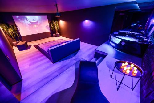 a room with a bed and a projection screen at Jacuzzi Cinema Shibui 5 in Kaunas