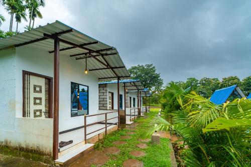 Un jardín fuera de Dandeli Cottages - Resort