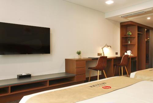a hotel room with a flat screen tv on a wall at Hotel Skypark Kingstown Dongdaemun in Seoul