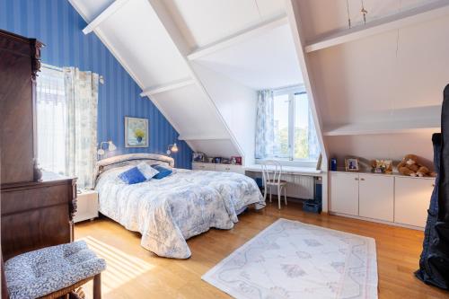 a bedroom with blue walls and a bed in a room at Vrijvakantiehuis Herenhof in Domburg