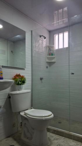 une salle de bain avec toilettes et douche en verre dans l'établissement Habitación Independiente El paraíso - Cerca al Gran Malecón del Rio-Barranquilla, à Barranquilla