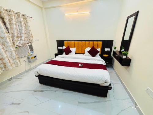 Postel nebo postele na pokoji v ubytování Nandan Residency 500 mtr from Ram Mandir