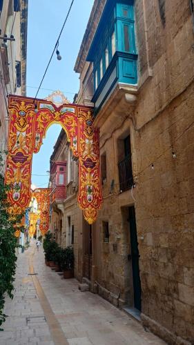 an arch in an alley in an old city at Vincenti's Rest in Birgu - a traditional old house in Birgu