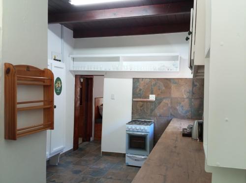 Et badeværelse på Lalapanzi Cottage Solar Power Filtered Water