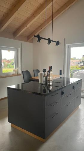 Φωτογραφία από το άλμπουμ του Grüne Gams - Neubau Designwohnung mit 2 Balkonen σε Breitbrunn am Chiemsee