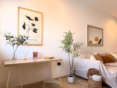 a bedroom with a bed and a table with plants at Casa amplia y tranquila en Fuerteventura in Puerto del Rosario