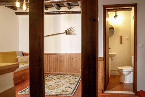 un bagno con un water e una forchetta sul muro di Staymoz a Estremoz