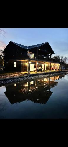 NewaygoにあるTHE HAPPY PLACEの水面反射建物