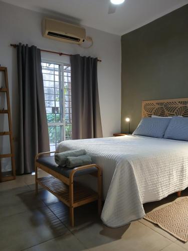 Ένα ή περισσότερα κρεβάτια σε δωμάτιο στο Departamento céntrico con patio