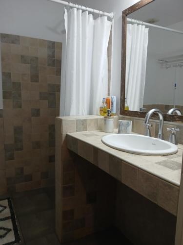 Ένα μπάνιο στο Departamento céntrico con patio