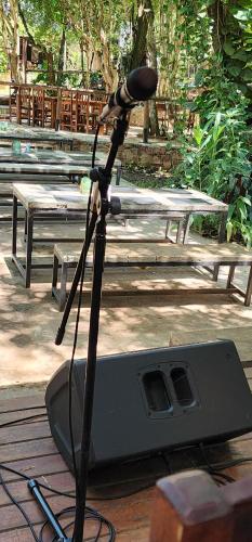 a microphone on a stand next to a bench at Camping Tacuara in Independencia