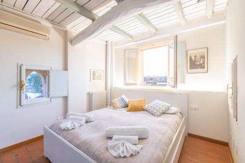 En eller flere senge i et værelse på Everyday Apartments Torre Medioevale