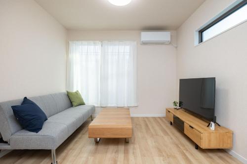 Bridge Stay Midoribashi - Spacious Stay in Higashinari, Easy Access for Osaka Sightseeing, Brand-New Opening in Higashi-Imazato Area, Sleeps up to 10 Guests