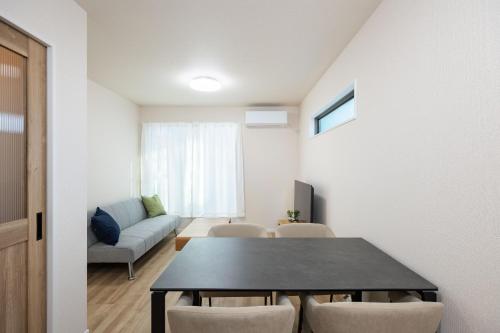 Bridge Stay Midoribashi - Spacious Stay in Higashinari, Easy Access for Osaka Sightseeing, Brand-New Opening in Higashi-Imazato Area, Sleeps up to 10 Guests