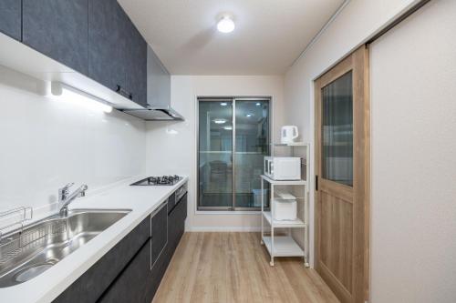 Bridge Stay Midoribashi - Spacious Stay in Higashinari, Easy Access for Osaka Sightseeing, Brand-New Opening in Higashi-Imazato Area, Sleeps up to 10 Guests