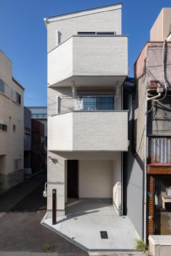 Bridge Stay Midoribashi - Spacious Stay in Higashinari, Easy Access for Osaka Sightseeing, Brand-New Opening in Higashi-Imazato Area, Sleeps up to 10 Guests