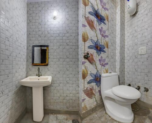 a bathroom with a toilet and a sink at Hotel Sunshine By The Premium Villa in New Delhi