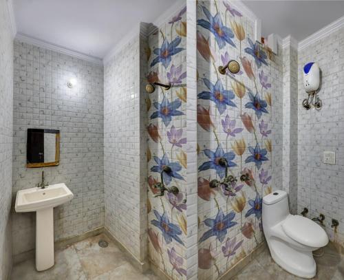 a bathroom with a toilet and a sink at Hotel Sunshine By The Premium Villa in New Delhi