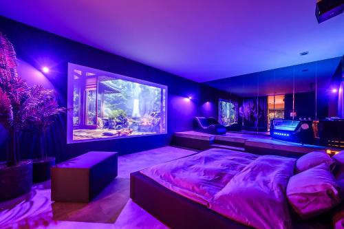 Ένα ή περισσότερα κρεβάτια σε δωμάτιο στο Jacuzzi Cinema Wabi Sabi 3