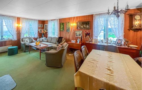 Χώρος καθιστικού στο Amazing Home In Vanse With House Sea View