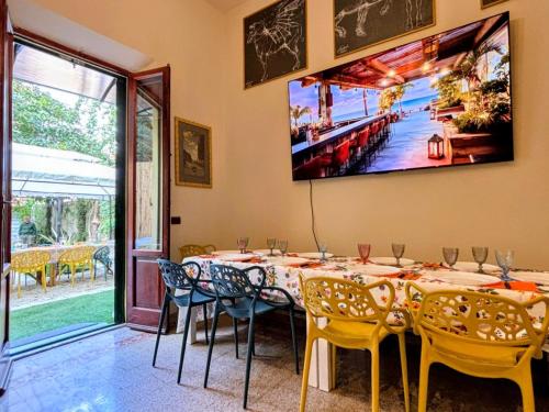 Μια τηλεόραση ή/και κέντρο ψυχαγωγίας στο Leonardo House Pisa giardino piscina idromassaggio riscaldabile casa indipendente posizione centrale a pochi passi dalla stazione