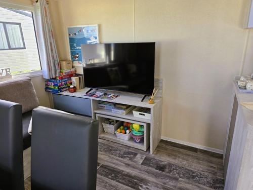 TV a/nebo společenská místnost v ubytování Seaside Caravan Home