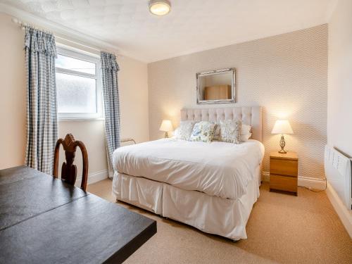 Una cama o camas en una habitación de The Suite - Uk34007
