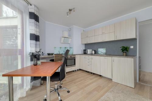 Kuchyň nebo kuchyňský kout v ubytování Studio z Parkingiem i Balkonem w Krakowie by Rent like home