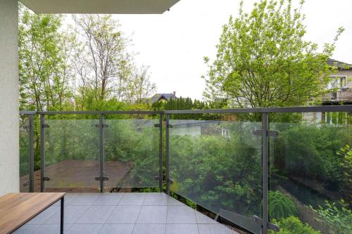 Zahrada ubytování Studio z Parkingiem i Balkonem w Krakowie by Rent like home