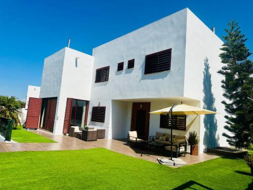 Foto Lux Villa with Year-Round Heated Pool & Game Room 1