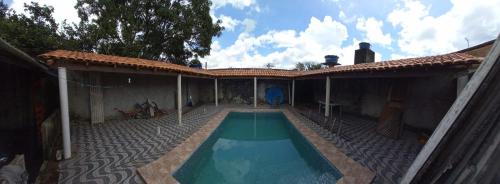 una casa con piscina en el patio en Casa para Temporada, en Ananindeua