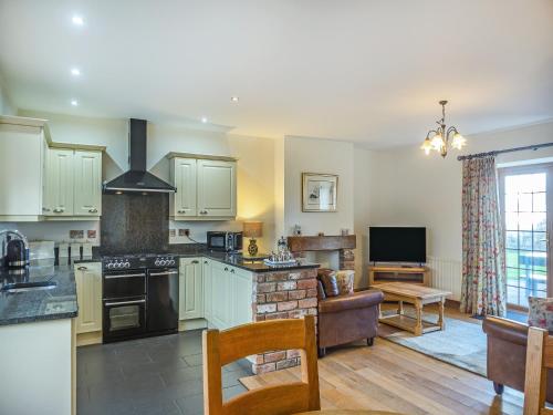 Køkken eller tekøkken på Siambr Cottage - Uk48257