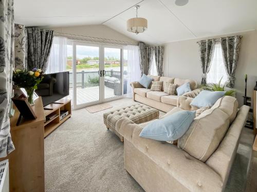 un soggiorno con un divano e una TV di Sandy Shore - Uk37724 a Ingoldmells
