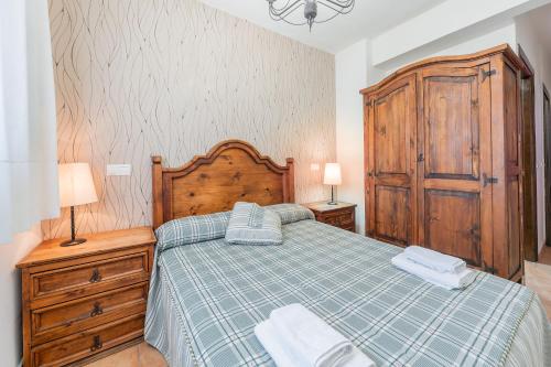 a bedroom with a bed with two towels on it at Hostal el molino in Bezas