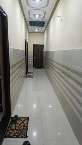 ブリンダーバンにあるRadha Krishna Guest Houseのボーリング場のある建物内廊下