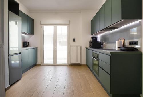 4th Floor Bright 2BR Retreat Near Acropolis