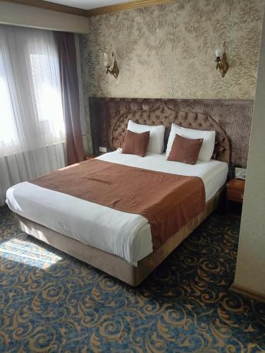 a bedroom with a large bed in a room at TAC MAHAL HOTEL in Ankara