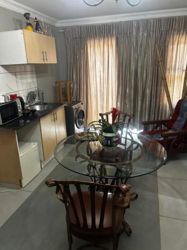 Η κουζίνα ή μικρή κουζίνα στο Garden Studio 2 Waterkloof Ridge
