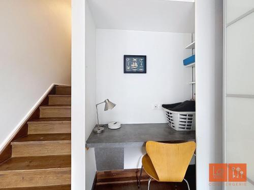 a home office with a desk and a chair at Wimereux, maison familiale entre plage et campagne in Wimille