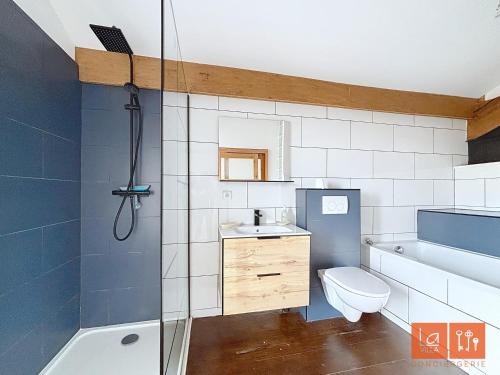 a bathroom with a shower and a toilet and a sink at Wimereux, maison familiale entre plage et campagne in Wimille