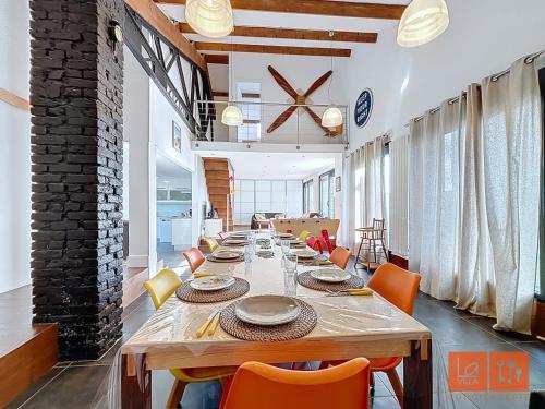 a long dining room with a long table and chairs at Wimereux, maison familiale entre plage et campagne in Wimille