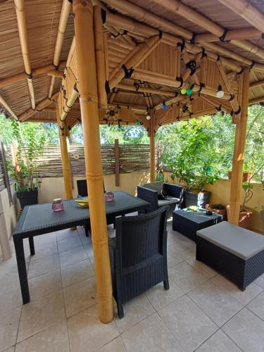 Studette cosy 10m2, Terrasse 18m2, Grande Piscine et Parking privé