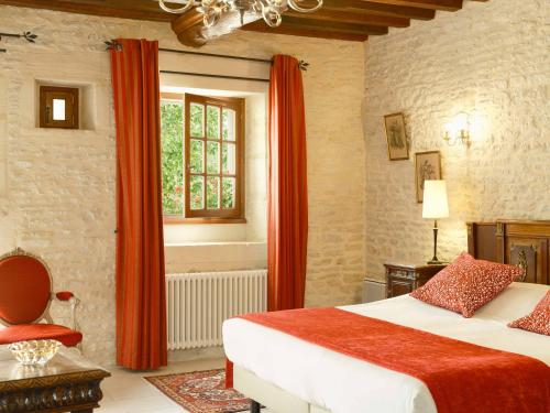 a bedroom with a bed and a window at Junior Suite Triple PMR Résidentielle avec cuisine au Manoir de Mathan à Crépon 5mn d'Arromanches et 10 mn de Bayeux in Crépon