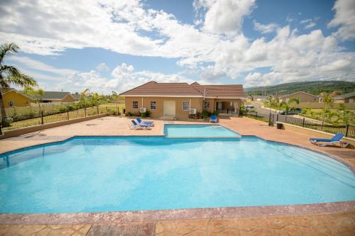 The swimming pool at or close to Villa Oasis Drax Hall