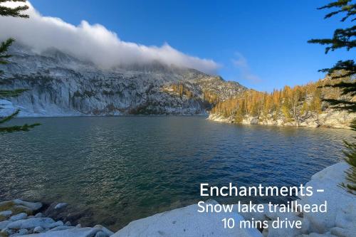 a view of a lake with a mountain in the background at Snowcreek Suite - Ponderosa in Leavenworth