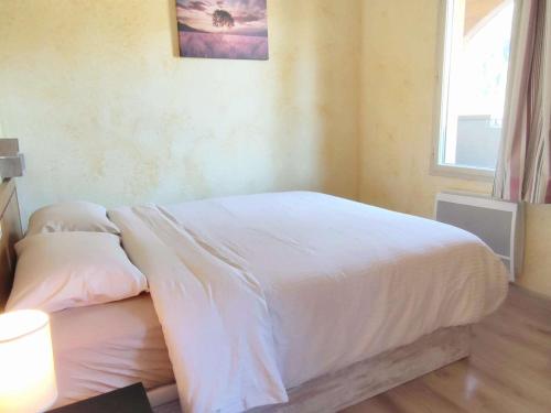 a bedroom with a bed with white sheets and a window at Appartement 2 pièces à 50m des pistes d'Isola 2000 - FR-1-292-227 in Isola