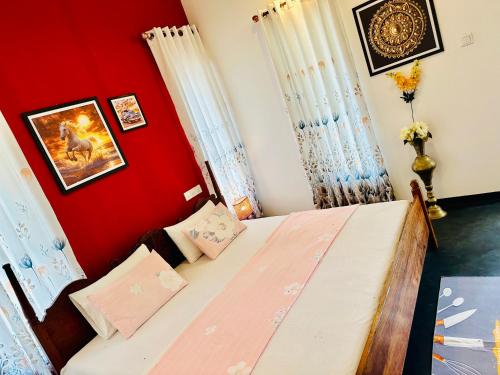 Ein Bett oder Betten in einem Zimmer der Unterkunft Charitha Rest