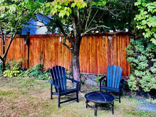 two chairs and a table in front of a fence at Private Estate, Walk to Princeton Downtown, 3-Bedrooms 2-Bath with Free Parking in Princeton