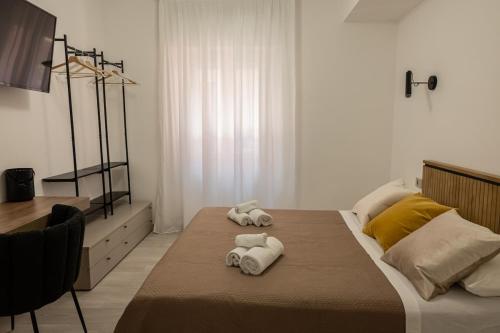a bedroom with two towels on a bed at 2Bedroom Apartment Taormina - Murmuria Olimpia in Taormina